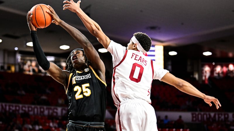 Missouri guard Mark Mitchell (25) shoots against Oklahoma guard Jeremiah Fears (0) during the...