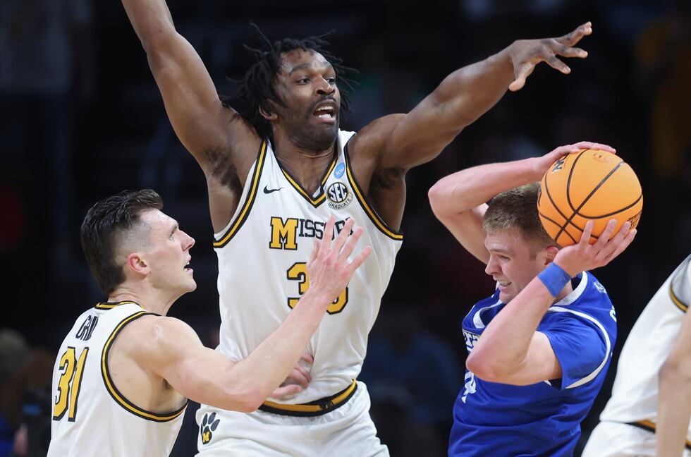 Drake guard Bennett Stirtz, right, look to pass the ball against Missouri center Josh Gray,...