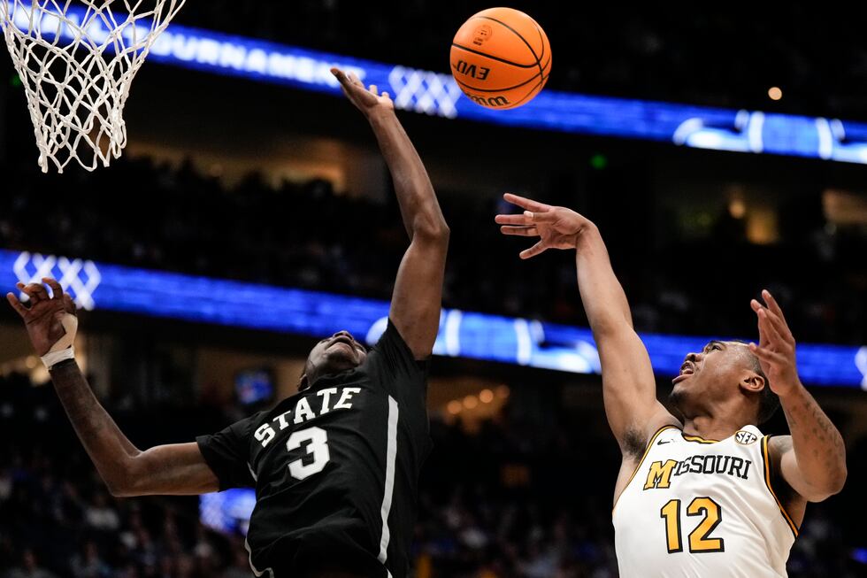Mississippi State forward KeShawn Murphy (3) blocks the shot of Missouri guard Tony Perkins...