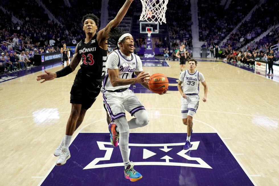 Kansas State guard Dug McDaniel (0) shoots under pressure from Cincinnati forward Dillon...