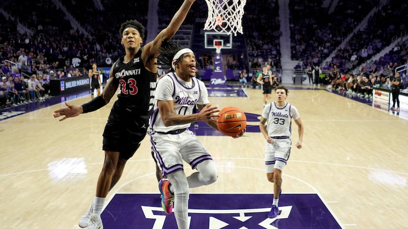 Kansas State guard Dug McDaniel (0) shoots under pressure from Cincinnati forward Dillon...