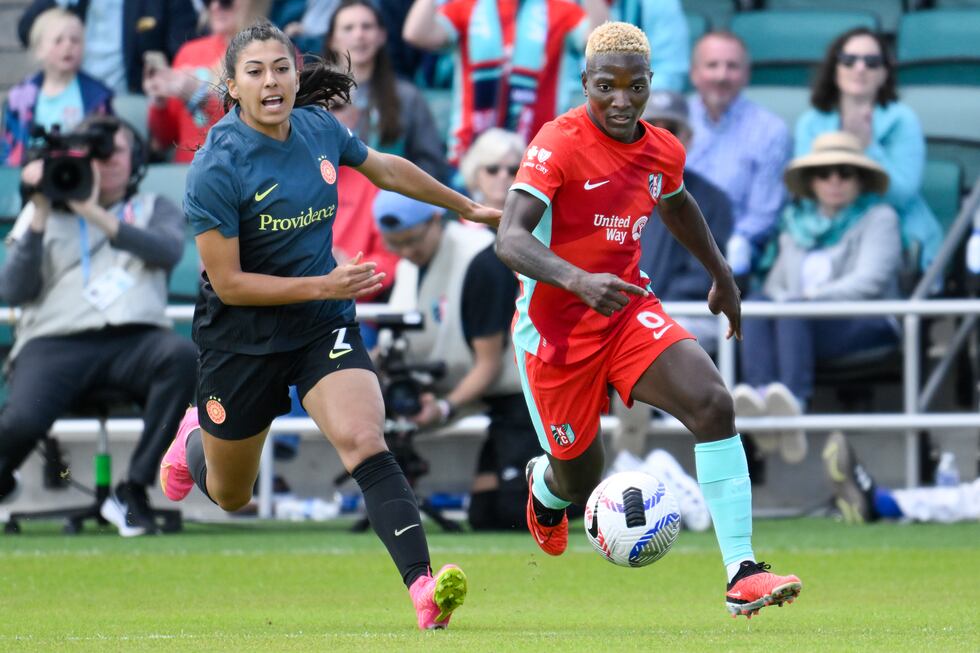 Kansas City Current forward Temwa Chawinga (6) and Portland Thorns FC defender Reyna Reyes (2)...