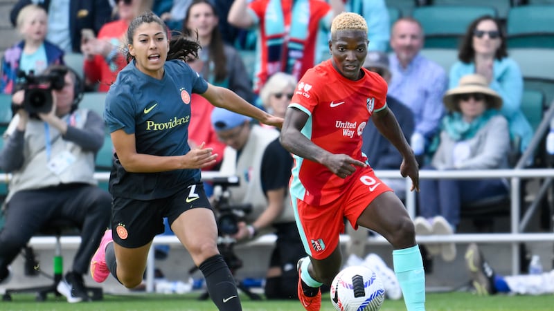 Kansas City Current forward Temwa Chawinga (6) and Portland Thorns FC defender Reyna Reyes (2)...