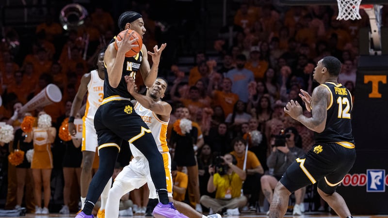 Tennessee guard Jordan Gainey collides with Tennessee guard Zakai Zeigler as he catches a pass...