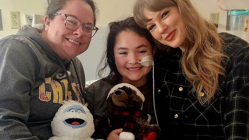 KANSAS CITY, Mo. -- Taylor Swift spent part of the day at Children's Mercy Hospital visiting...