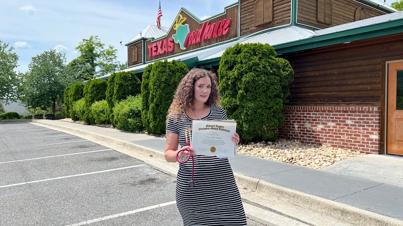 An ordinary shift at Texas Roadhouse on Sunday turned into a heroic evening for bartender...