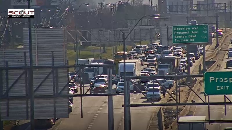 Major crash blocks westbound I-70 in Kansas City.