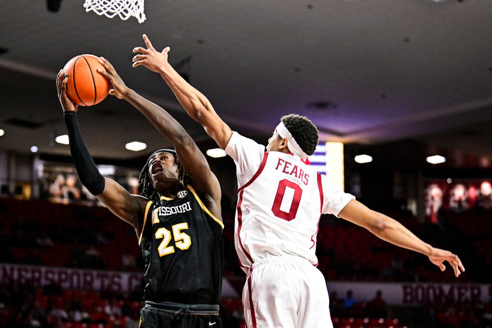 Missouri guard Mark Mitchell (25) shoots against Oklahoma guard Jeremiah Fears (0) during the...